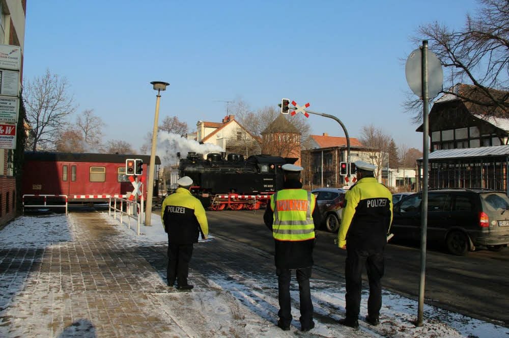 Bundespolizei und Regionalbereichsbeamte bei einer Kontrolle am Bahnübergang in der Stresemannstraße in Quedlinburg