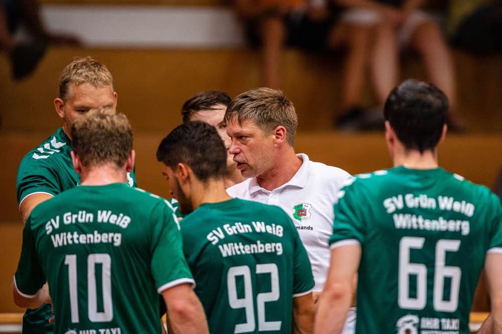 Trainiert mittlerweile den SV Grün-Weiß Wittenberg-Piesteritz: Armands Uscins (weiß).