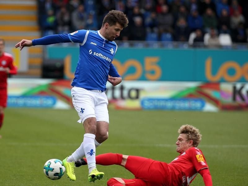 Der Darmstädter Sandro Sirigu (l) kehrt nach einer Verletzung zurück. Foto: Hasan Bratic/Archiv