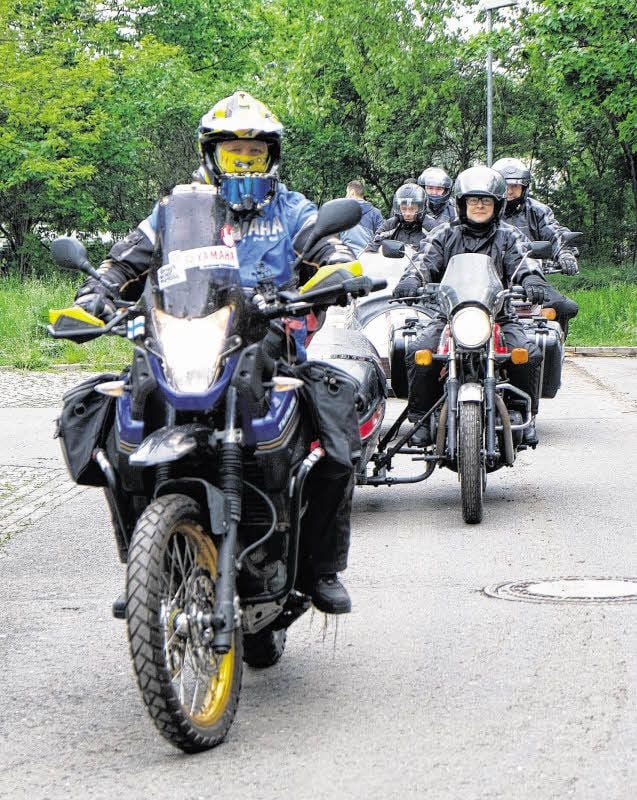 Nach dem Sonntagsfrühstück auf dem Festgelände fuhren die Biker gen Heimat. Einige starteten in Gruppen, andere hatten ihre Bikes auf Hängern.