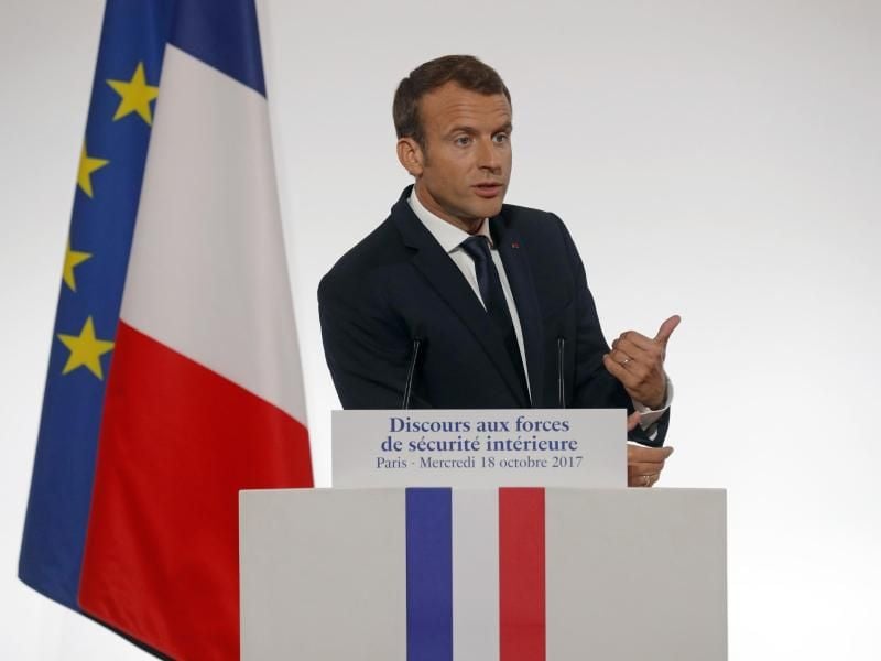 Der französische Präsident Emmanuel Macron spricht im Elysée-Palast in Paris vor Vertretern der Sicherheitskräfte. Foto: Philippe Wojazer/Reuters Pool/AP