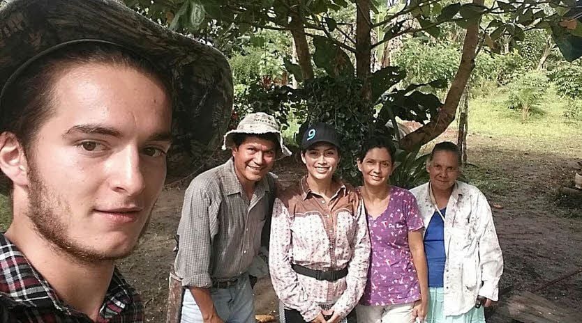 Michael Niggl (links) mit der Familie von Farmer Raul, die er berät und unterstützt.