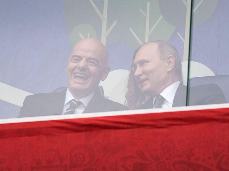 FIFA-Präsident Gianni Infantino und Russlands Staatschef Wladimir Putin amüsieren sich auf der Tribüne. Foto: Marius Becker