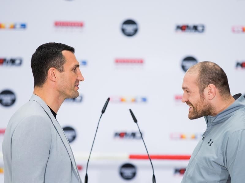 Wladimir Klitschko (l) und Tyso Fury. Photo: Rolf Vennenbernd/Archiv Foto: Rolf Vennenbernd