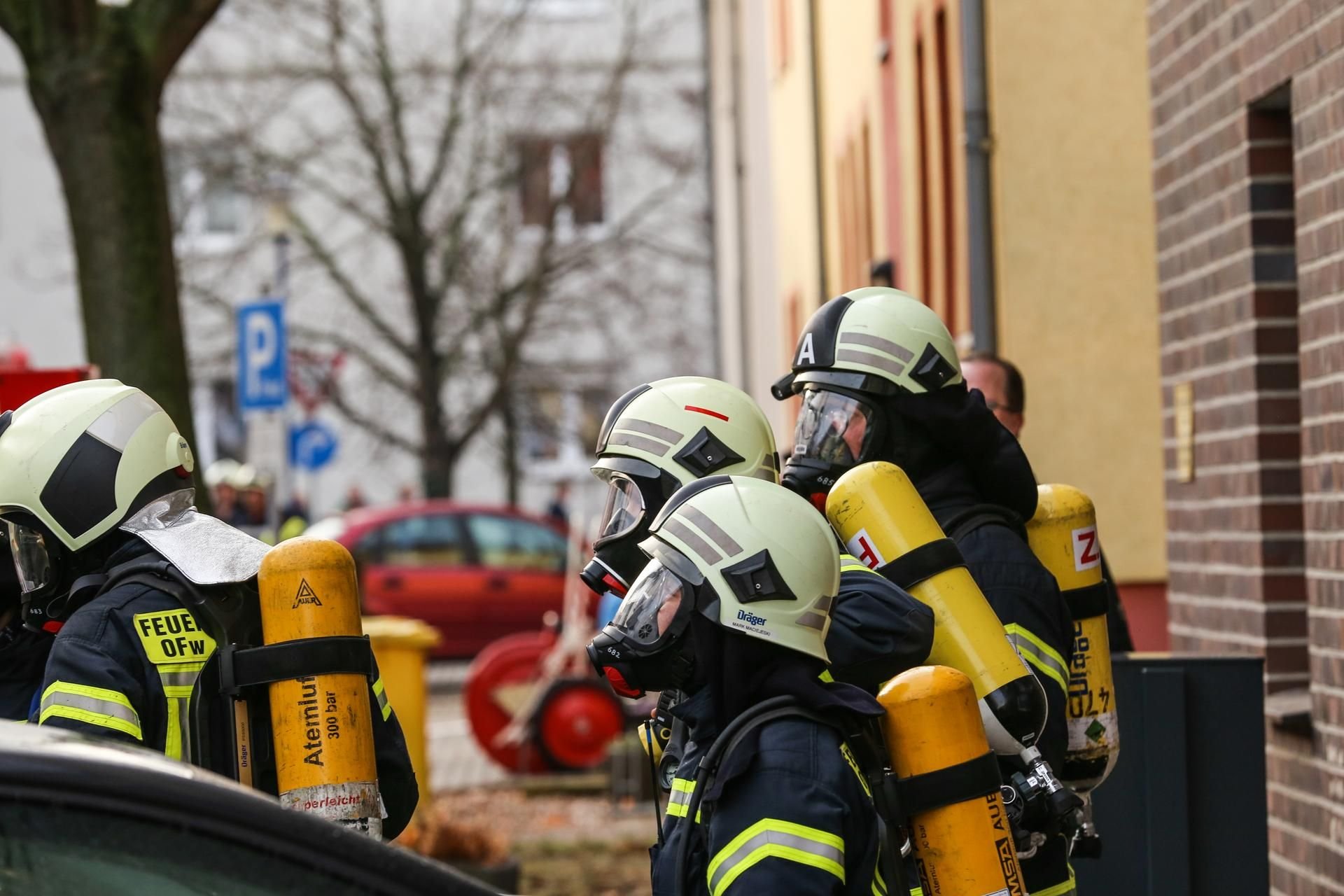 Einsatzkräfte der Feuerwehr beim Löschen eines Wohnhauses in Leuna. Zwei Menschen waren bei dem Brand verletzt worden.