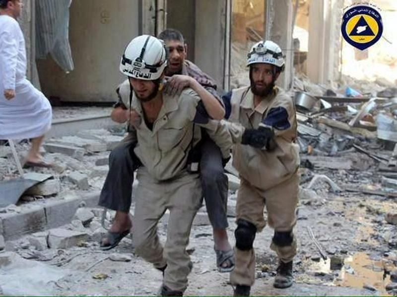 Sogenannte Weißhelme bringen in Aleppo einen evrletzten Mann in Sicherheit. Foto: Syria Civil Defence
