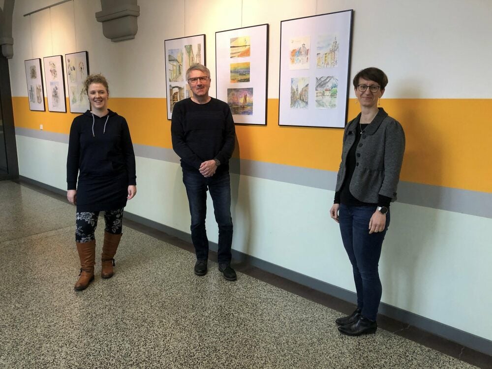 Volkshochschul-Direktor Thomas Sagner mit zwei neuen Mitarbeiterinnen: Sandra Keller (l.) und Peggy Schettler