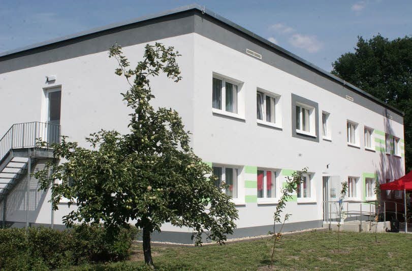 Aus dem desolaten einstigen Tagesstätten-Gebäude am Zahnaer Ratsteich ist ein Schmuckstück geworden, in dem nun Senioren wohnen und betreut werden.