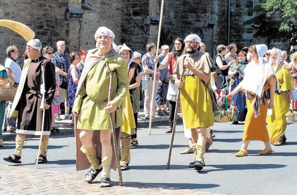 Laiendarsteller führen beim Festumzug eine Szene aus dem Dreißigjährigen Krieg vor.
