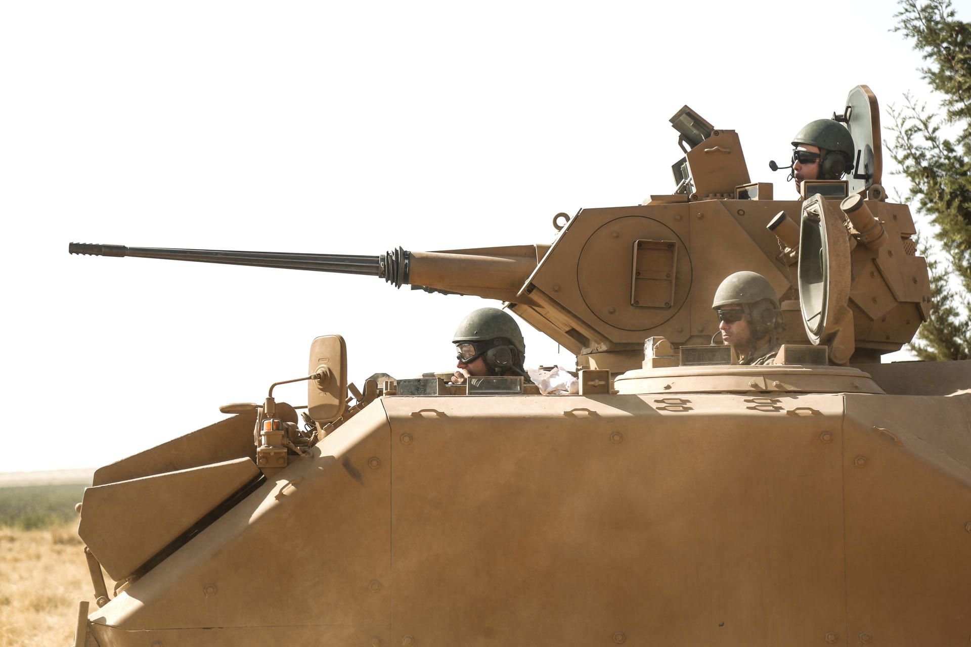 Soldaten der türkischen Streitkräfte sitzen in einem Panzer nahe der Grenze zwischen Syrien und der Türkei.