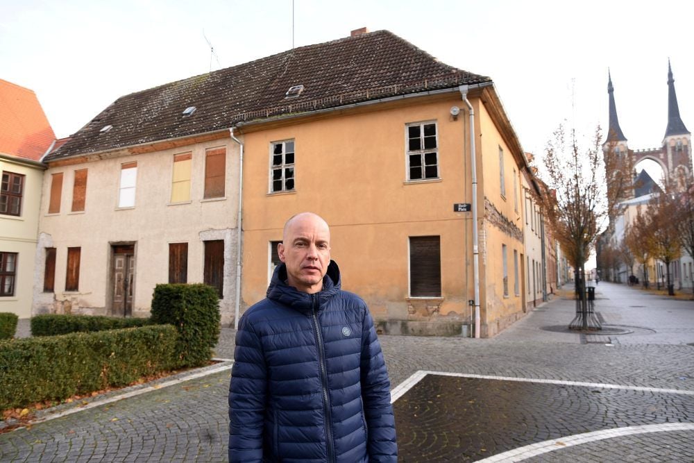 David Rieck, Geschäftsführer der WGK, vor dem Haus an der Schulstraße, das demnächst abgerissen und neu gebaut werden soll.