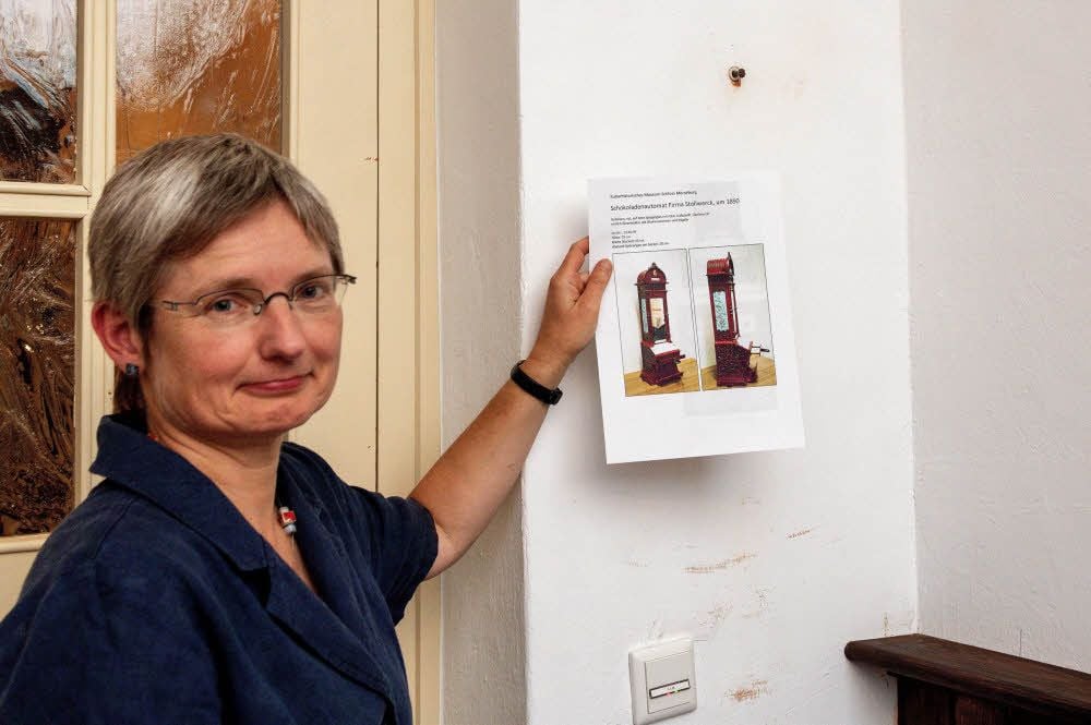 Museumschefin Karin Heise zeigt ein Foto des Automaten.