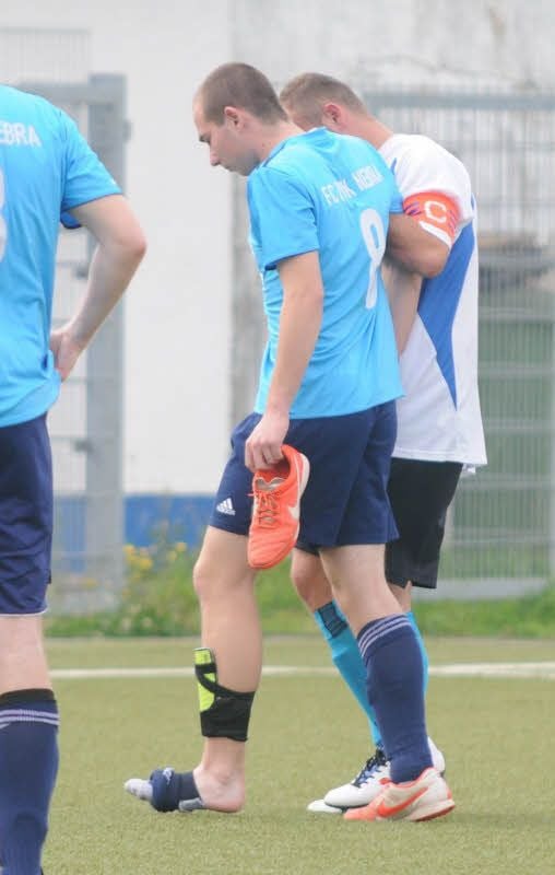 Tolle Geste von RSK-Kapitän Alexander Giese (rechts): Er stützt den verletzten Gästespieler Tom Friedrich
