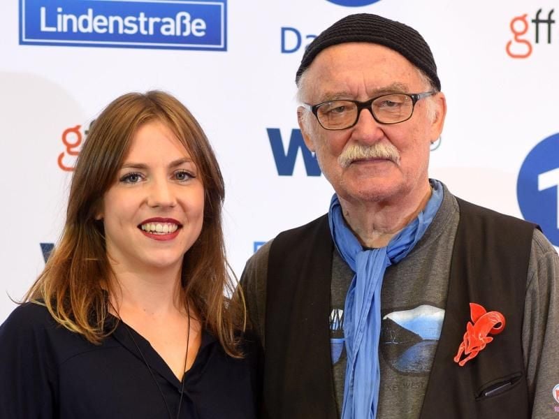 Die Produzenten Hana Geißendörfer (l) und Hans W. Geißendörfer verkünden einen Cliffhanger zum Schluss. Foto: Henning Kaiser/dpa