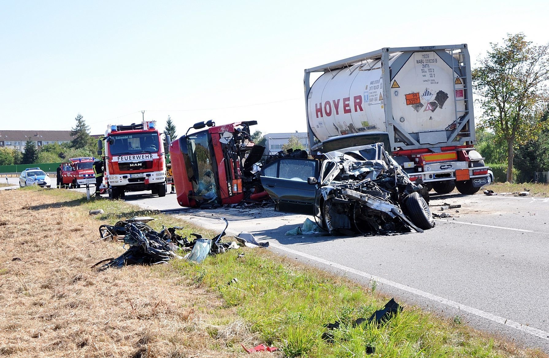 Ein umgekippter Lastkraftwagen und ein zerstörtes Auto sind auf zwischen Chüttlitz und Salzwedel nach einem Unfall zu sehen. Bei dem schweren Verkehrsunfall ist ein Autofahrer an seinen schweren Verletzungen gestorben.