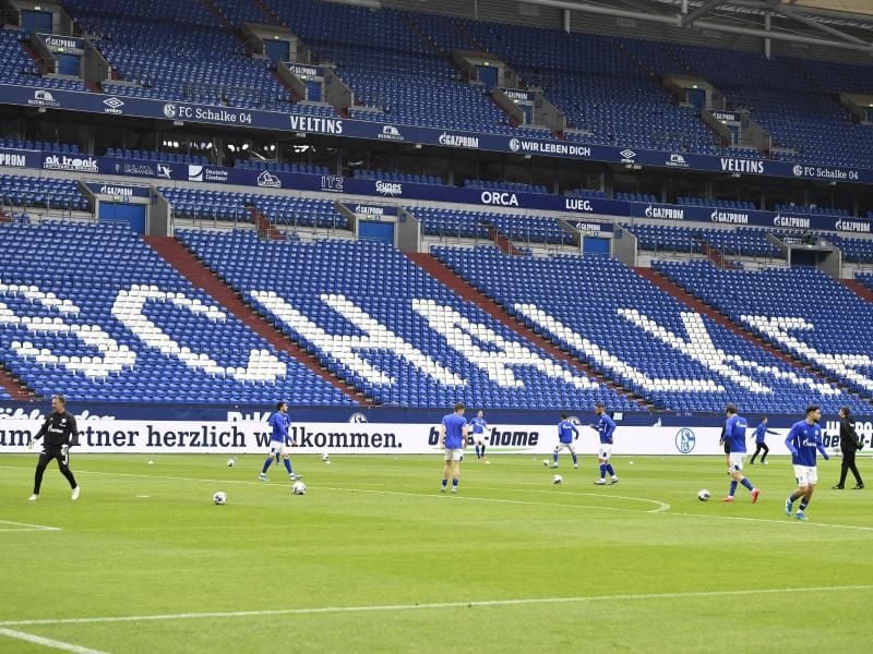 Der FC Schalke 04 hat seine Fans mit unpersönlichen und wenig empathischen Formulierungen vor den Kopf gestoßen. Foto: Martin Meissner/AP-Pool/dpa