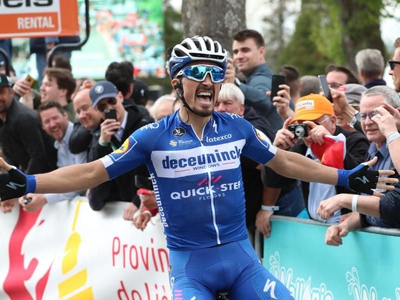 Julian Alaphilippe feiert seinen erneuten Sieg beim Flèche Wallonne. Foto: Benoit Doppagne/BELGA
