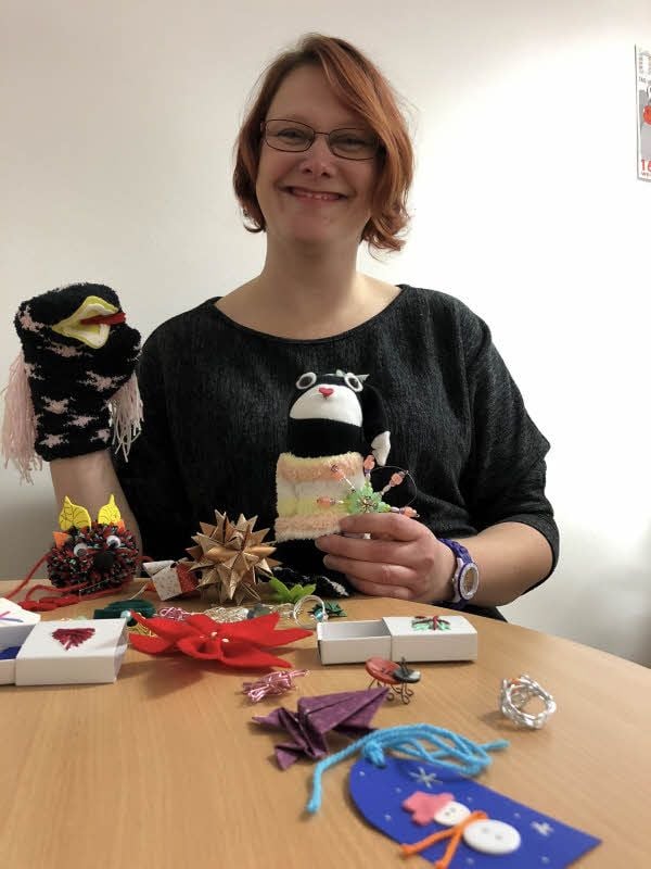 Katja Köhler zeigt die Kunstwerke, die bei ihr auf dem Weihnachtsmarkt hergestellt werden können.