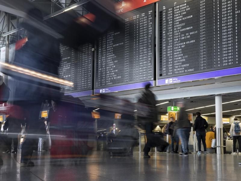Dichtes Gedränge herrscht an einem Terminal des Flughafens Frankfurt. Foto: Lukas Görlach/Archiv