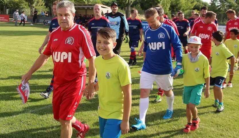 Beim Einlaufen mit den Oldies von Erfurt hatten die Jungs von Anhalt Spaß.