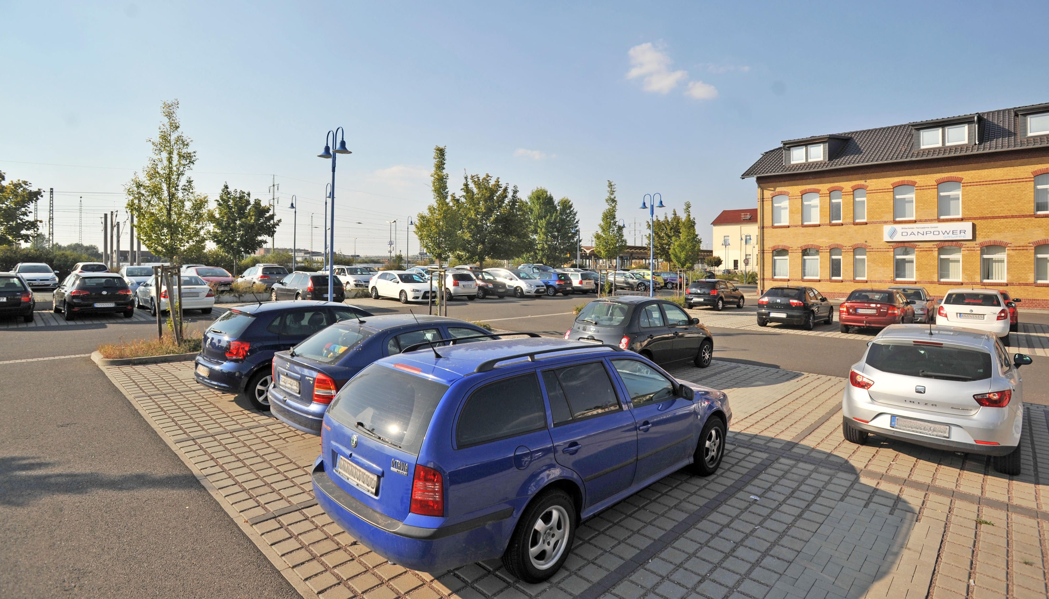 Die Pendlerparkplätze am Bitterfelder Bahnhof sind häufig bis auf die letzte Lücke belegt.
