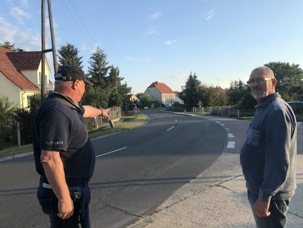 Harry Müller (li.) und Axel Schildroth auf der Zahnaer Straße in Labetz, rechts der Abzweig zur Hüfnerstraße