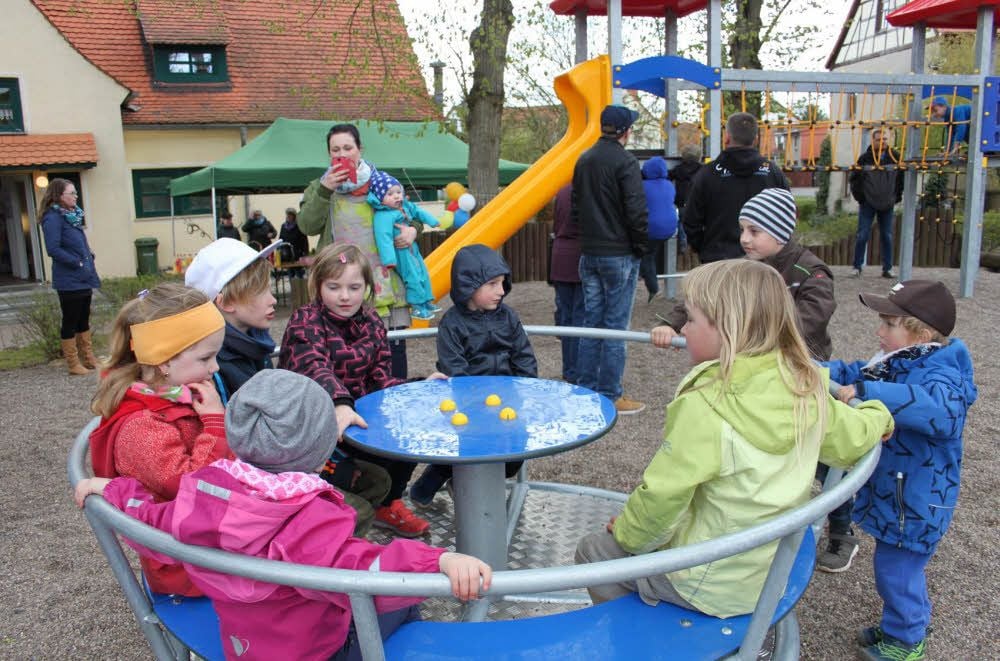 Es dauerte nicht lange, da fühlten sich die Kinder auf dem renovierten Spielplatz in Wickerode schon pudelwohl.