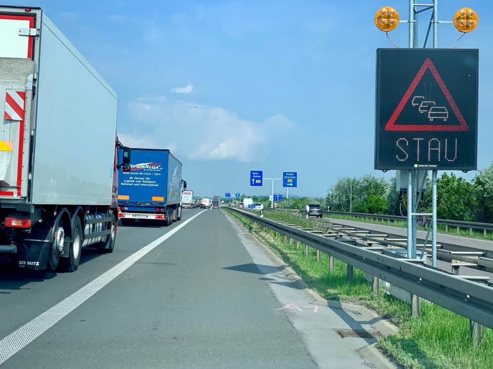Die Einrichtung der Baustelle wie hier bei Peißen sorgte für kurzzeitige Staus auf der A 14 - die Warntafeln funktionieren bereits.