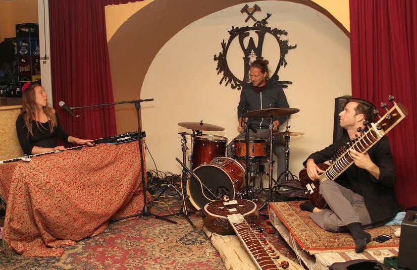 Jazz trifft indische Klassik. Das „Pulsar Trio“ im Hotel Wien