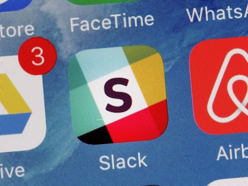 Die Slack App auf dem Display eines Handys. Foto: Mark Lennihan/AP