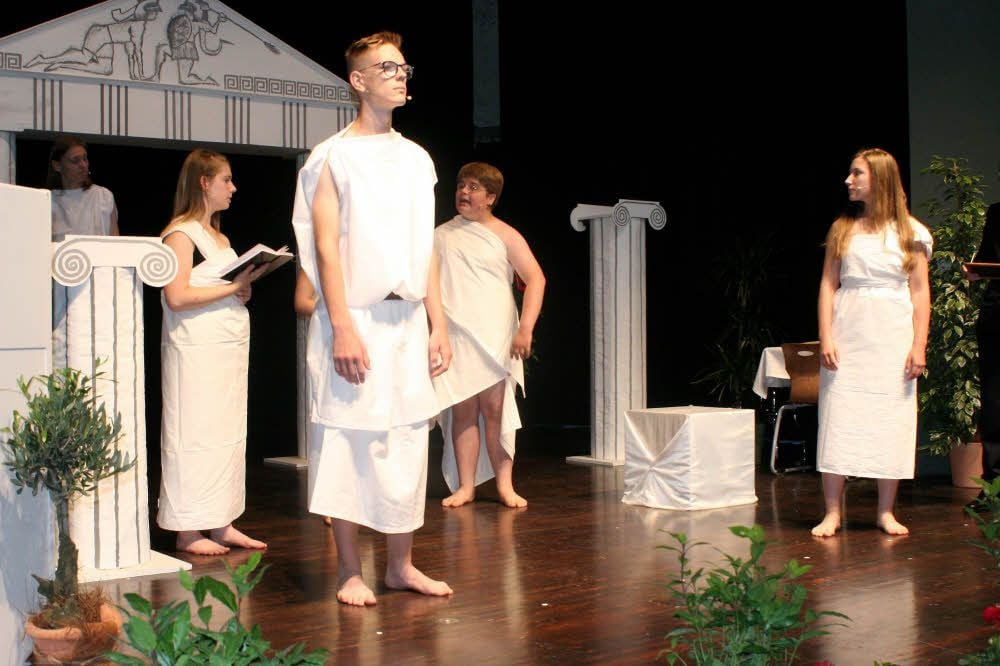 Namhafte antike Denker von Pythagoras bis Sokrates und ihre Schüler zauberte die Theatergruppe der Bildungseinrichtung auf die Bühne im Forum.