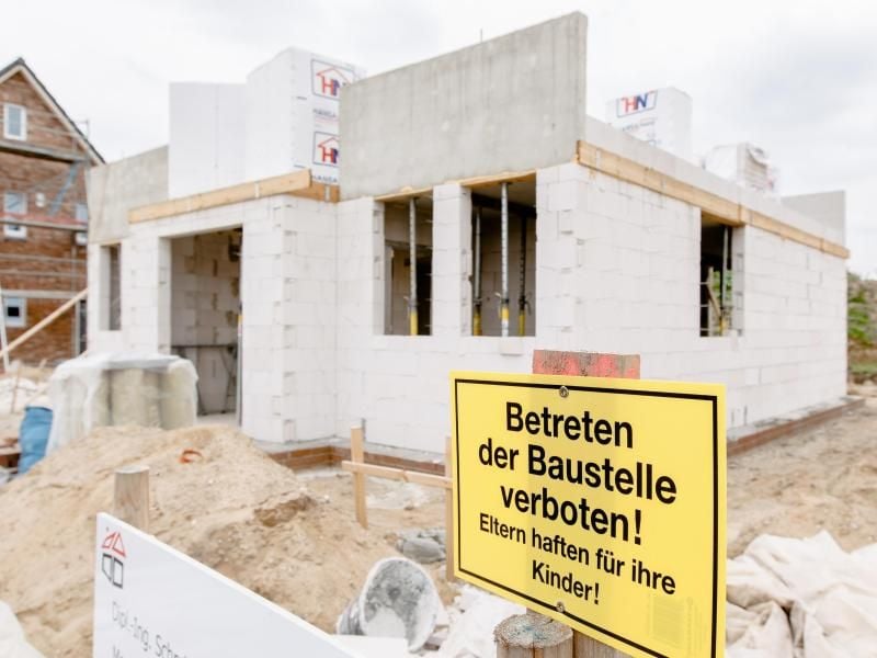 Auf einer Baustelle kann viel passieren. Haften müssen meist die Bauherren. Sie können sich aber absichern. Foto: Markus Scholz/dpa-tmn