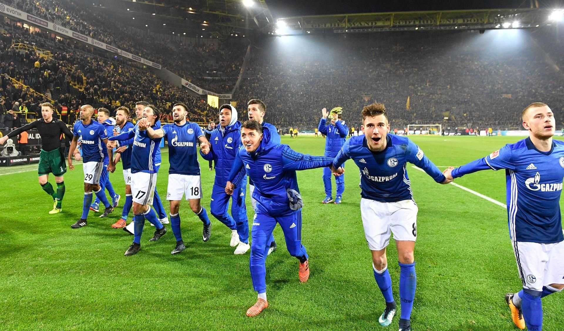 Die Schalke-Spieler freuen sich nach dem Derby über das noch geglückte Unentschieden.