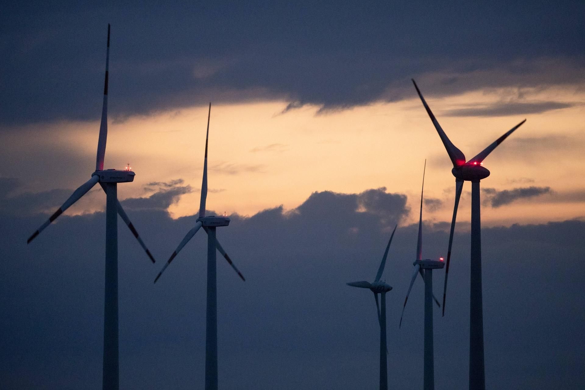 Windräder bei Sonnenuntergang: Verbesserungsvorschläge der Bürger zum Klimakonzept werden jetzt ausgewertet. Im Dezember soll das fertige Konzept stehen.