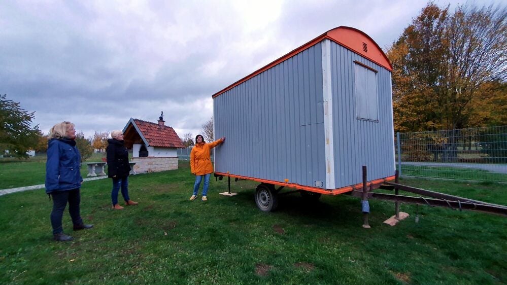 Gesine Gödan, Petra Winter und Annett Heinze (v.l.) haben noch einiges zu tun, bis der Bauwagen Bücherbox ist.