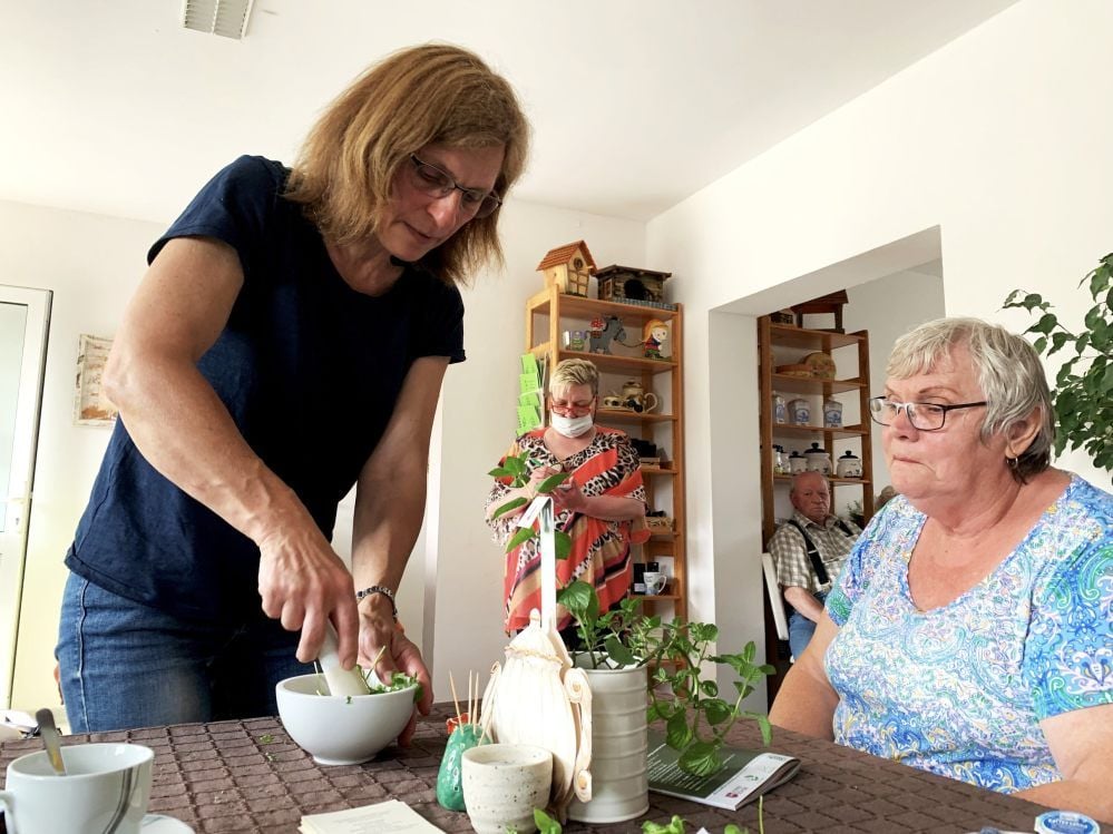 Sabine Priezel (links) zeigt Heidi Wieland (rechts) wie sie zu Hause Kräutersalz selbst herstellen kann.