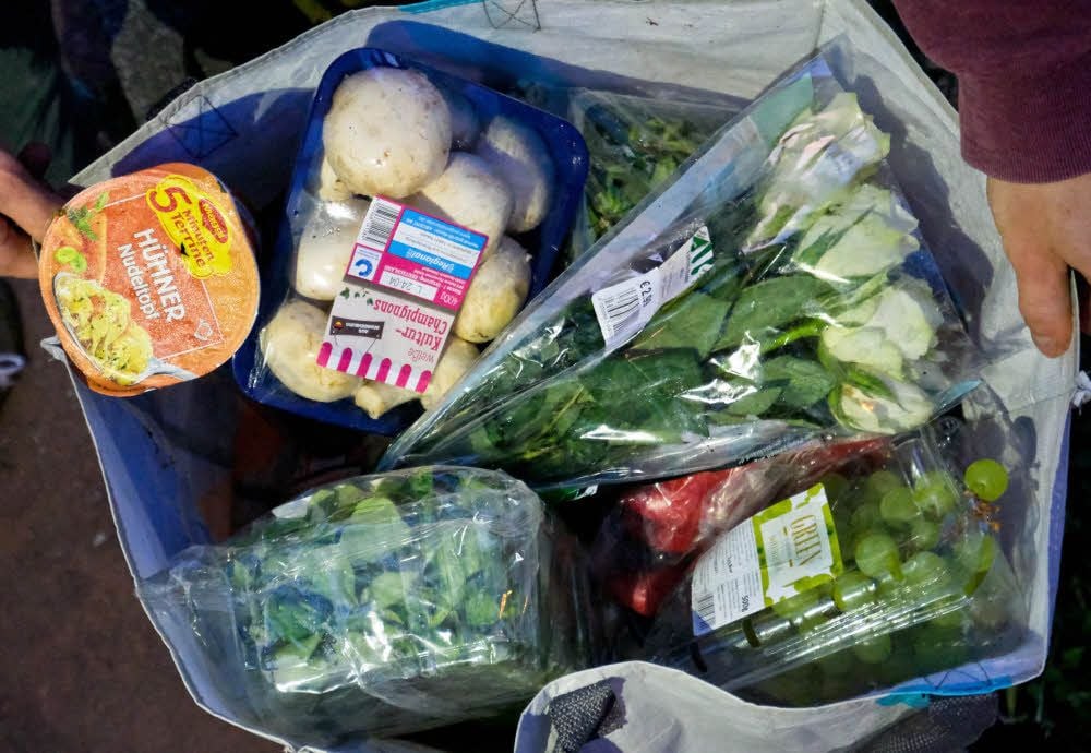 Innerhalb kurzer Zeit ist das die Ausbeute aus den Mülltonnen des Supermarkts.