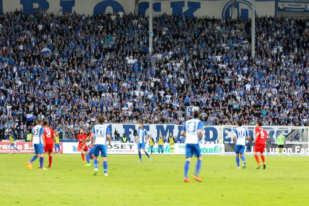Tausende rhythmisch hüpfende Fans setzten den Tribünen des Magdeburger Stadions mächtig zu.