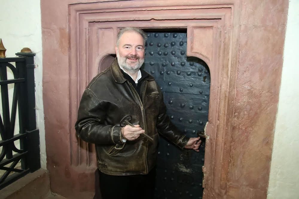 Durch diese Eichentür geht es in die Sakristei der Stolberger Martinikirche. Pfarrer Jörg Thoms öffnet die Tür mit einem riesigen Schlüssel.