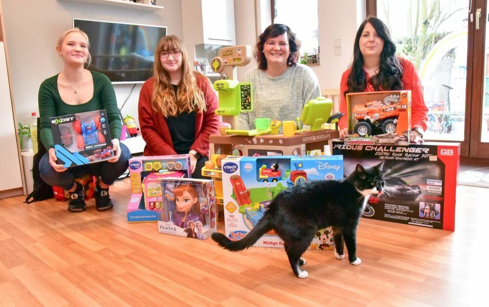 Sie freuen sich über die vielen neuen Spiele: Julia Hiltrop, Julia Meißner, Babette Niemann und Sarah Müller (v.l.) sowie Familienkatze Pünktchen.