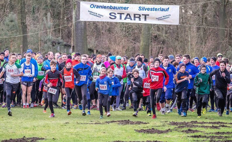 Und ab geht die Post! Die Kinder und Jugendlichen starten beim Silvesterlauf von Oranienbaum zehn Minuten vor dem Hauptfeld.