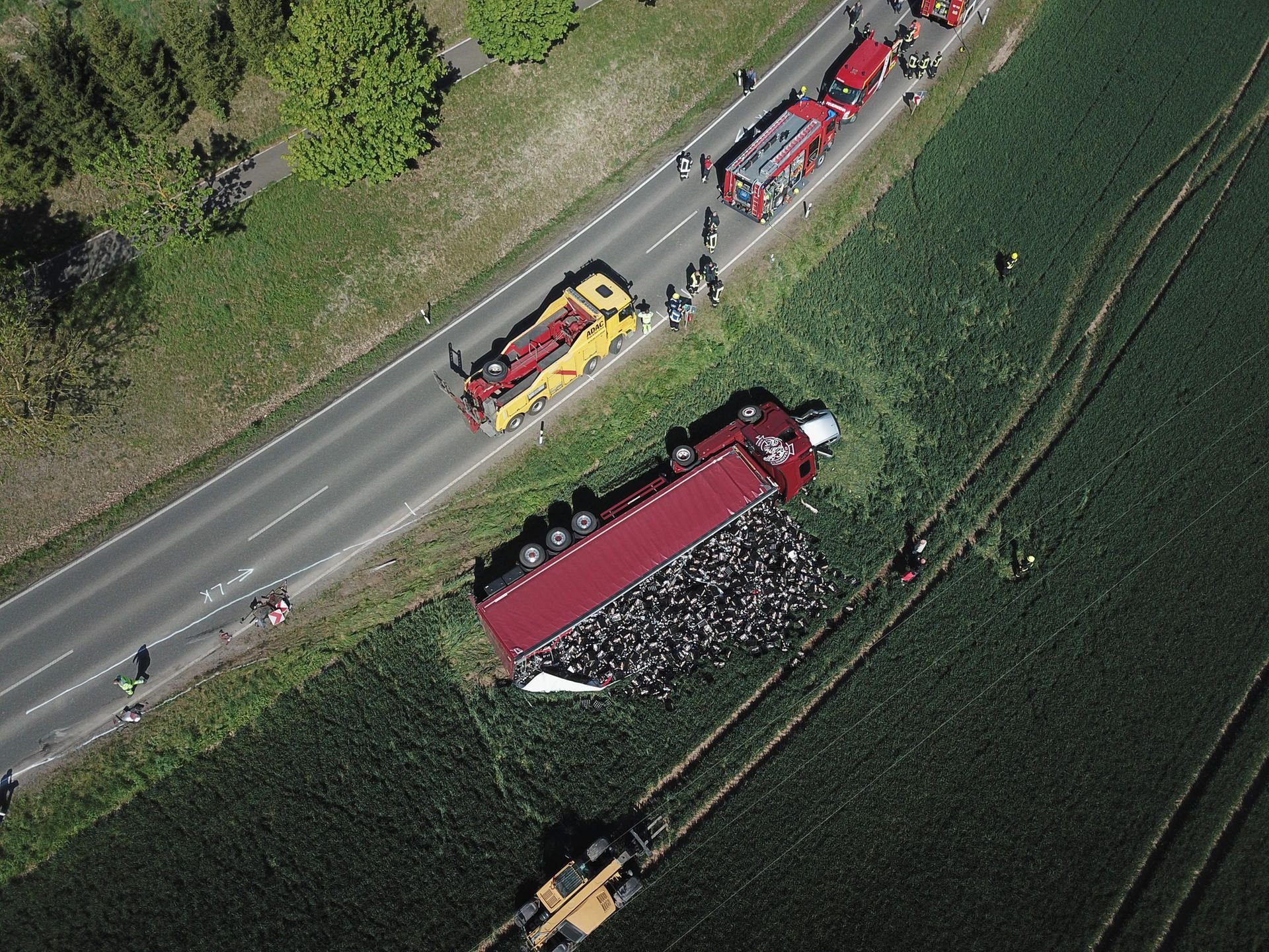 Ein Lkw und ein Pkw liegen nach einem Unfall auf einem Feld. Die Fahrerin des Autos wurde mit einem Hubschrauber in ein Krankenhaus geflogen.