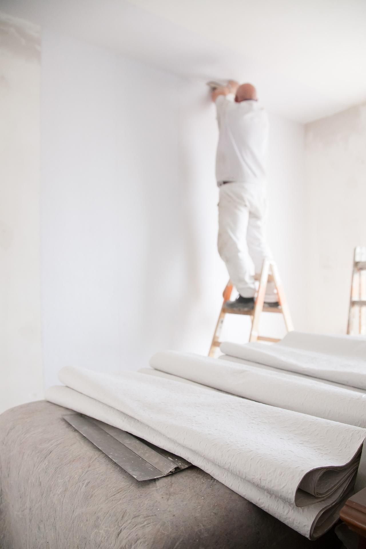 Schönheitsreparaturen durchführen bedeutet, zu streichen und zu tapezieren.