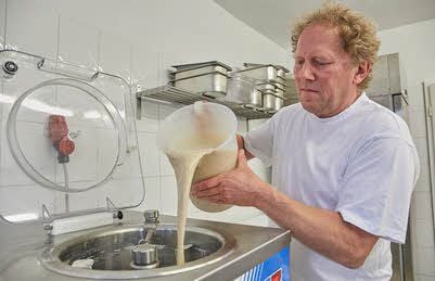 Die Masse kommt in die Eismaschine, die daraus in weniger als zehn Minuten ein cremiges Eis zaubert.