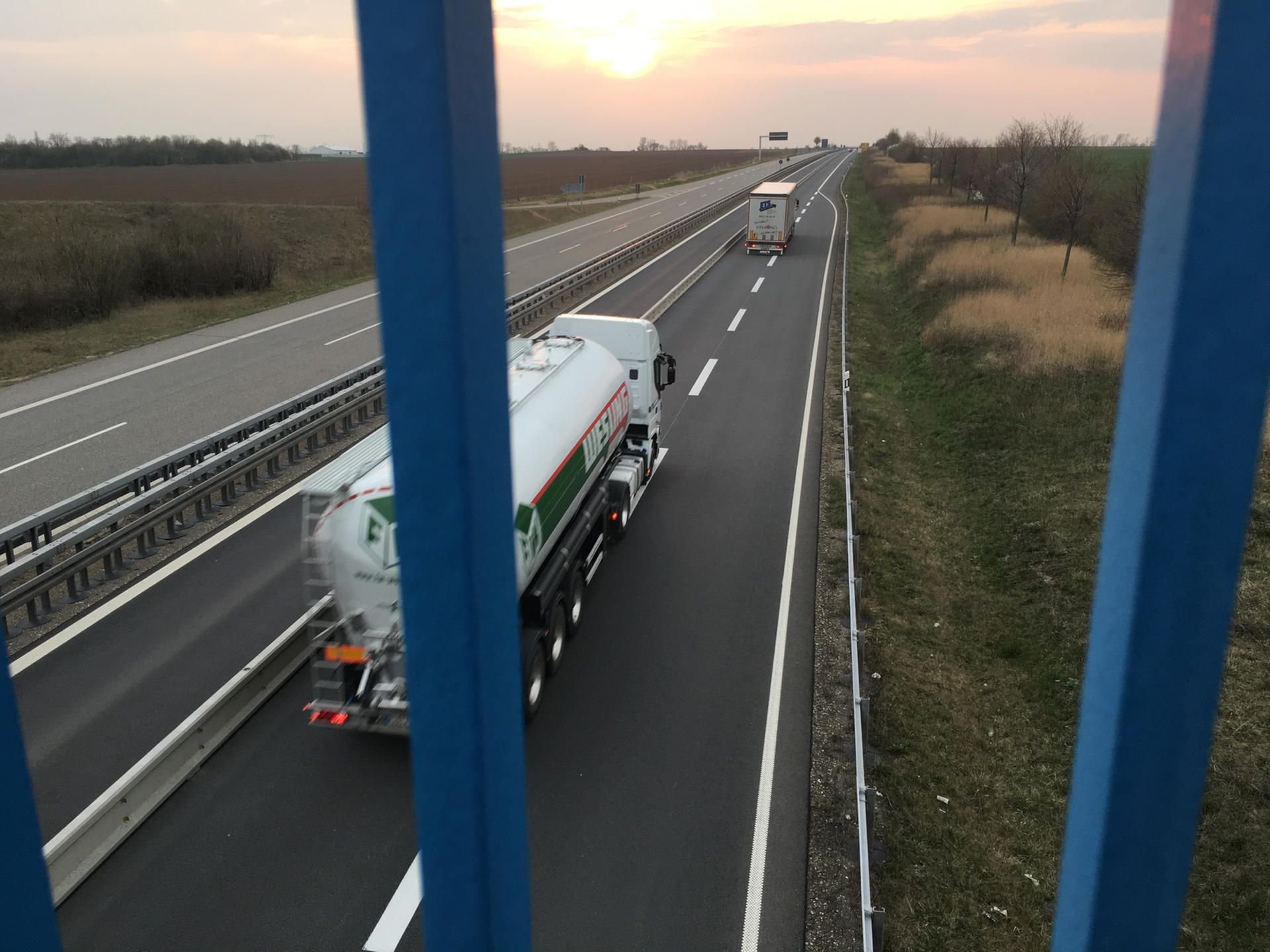 Auf der A36 zwischen Güsten und Aschersleben-Zentrum wird gebaut, der Verkehr rollt auf einer Spur in jede Richtung bei Tempo 80.