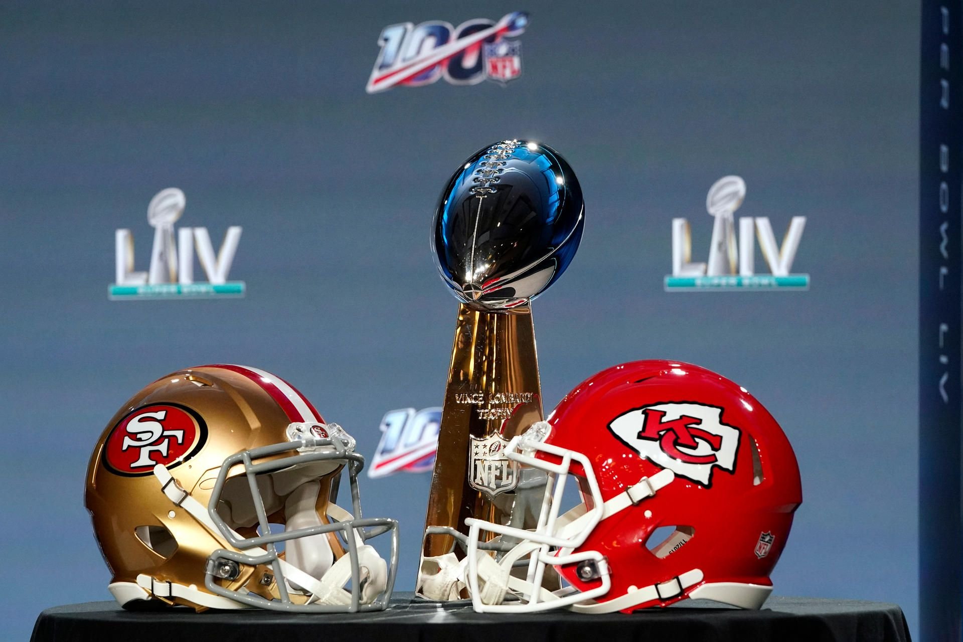 Die Vince-Lombardi-Trophäe während der Pressekonferenz zum Super Bowl.
