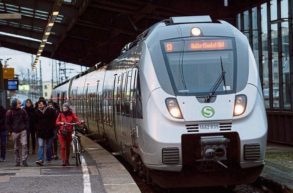 In der S-Bahn von Leipzig nach Halle haben sich Betrüger als Polizisten ausgegeben und Geld erbeutet.