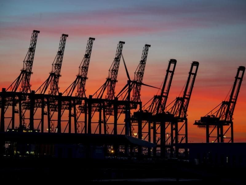 Weil wegen der Corona-Beschränkungen wochenlang Fabriken stillstanden, der Welthandel eingeschränkt und Läden geschlossen waren, häufen sich dramatische Vorhersagen. Foto: Axel Heimken/dpa