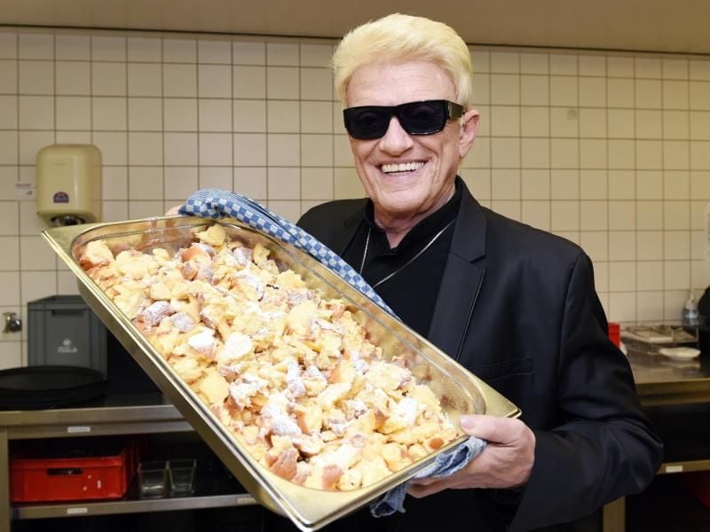 Heino mit einer Wanne Süßem. Foto: Horst Ossinger