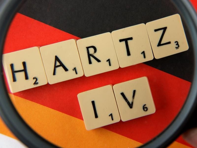 Bei finanziellen Leihgeschäften sollten Hartz-IV-Empfänger ein Darlehensvertrag aufsetzen, sonst droht der Vorwurf eines Scheingeschäftes. Foto: Jens Büttner/dpa
